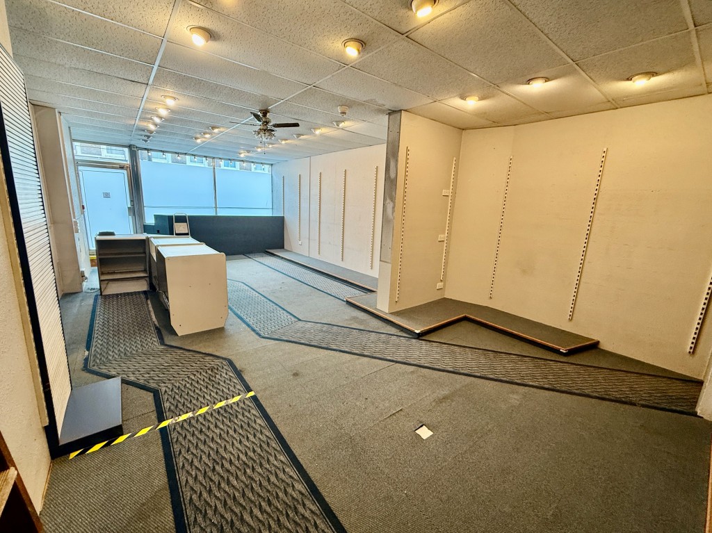 Lot: 30 - MIXED-USE DOUBLE-FRONTED BUILDING - 10 Grange Road - Shop floor